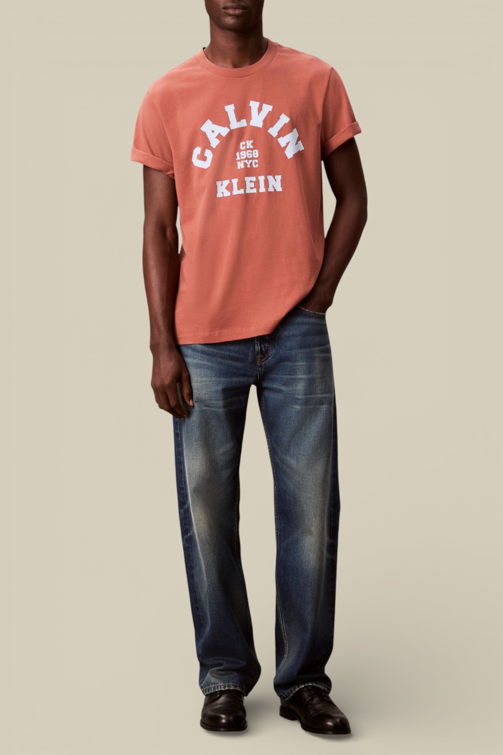 תמונת כל הלוק של חולצת טי